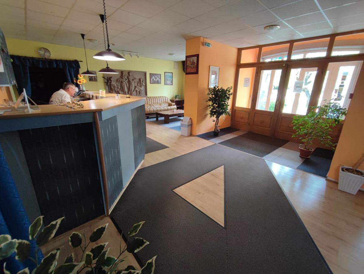 Hotel Beke Sziget Komlo ภายนอก รูปภาพ